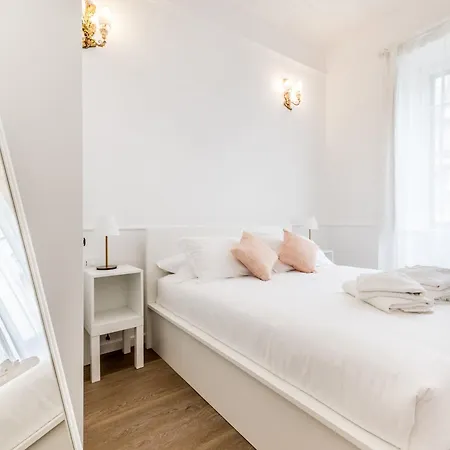 Elegant 3-bedroom Near The Metro Apartament