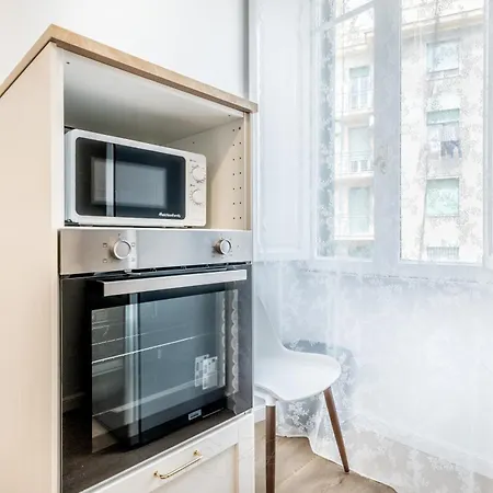 Daire Elegant 3-bedroom Near The Metro